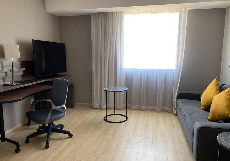 מיטת קינג בסוויטה, Fairfield Inn & Suites By Marriott Aguascalientes