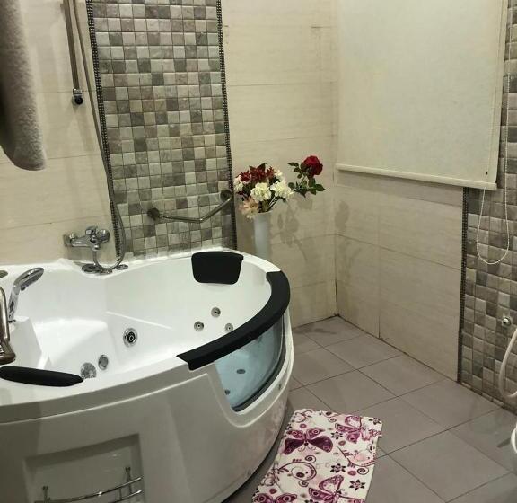 Deluxe Suite met Kingsize Bed, Concord Plaza