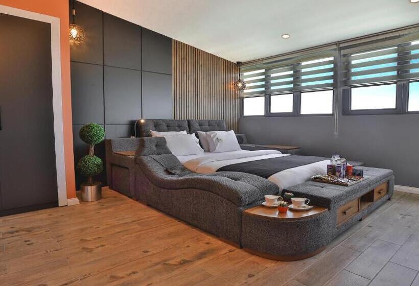 سوئیت با تخت بزرگ, Sweet Home Suite