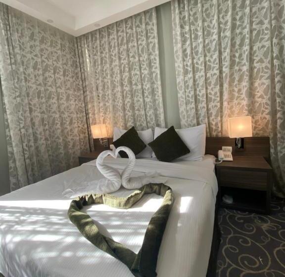 استودیوی لوکس, Almond Hotel Apartments
