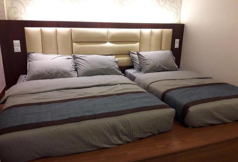 Camera Tripla Standard, De Benz Inn