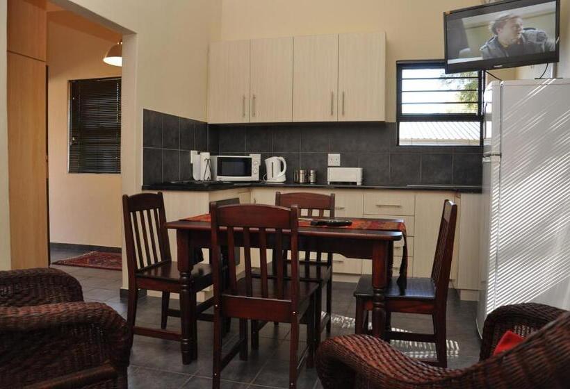 غرفة عائلية, A Little Guesthouse