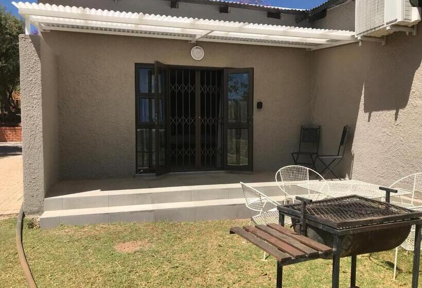 غرفة قياسية ثلاثية, A Little Guesthouse
