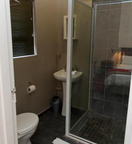 غرفة عائلية, A Little Guesthouse