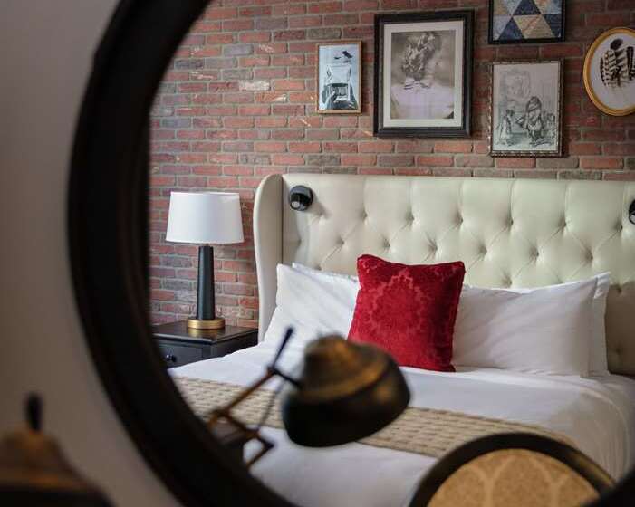 带大床的套房, The Foundry Hotel Asheville, Curio Collection By Hilton