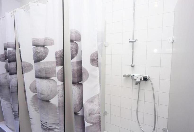 הכלכלה חדר לארבעה עם מקלחת משותפת, Low Budget Hostel