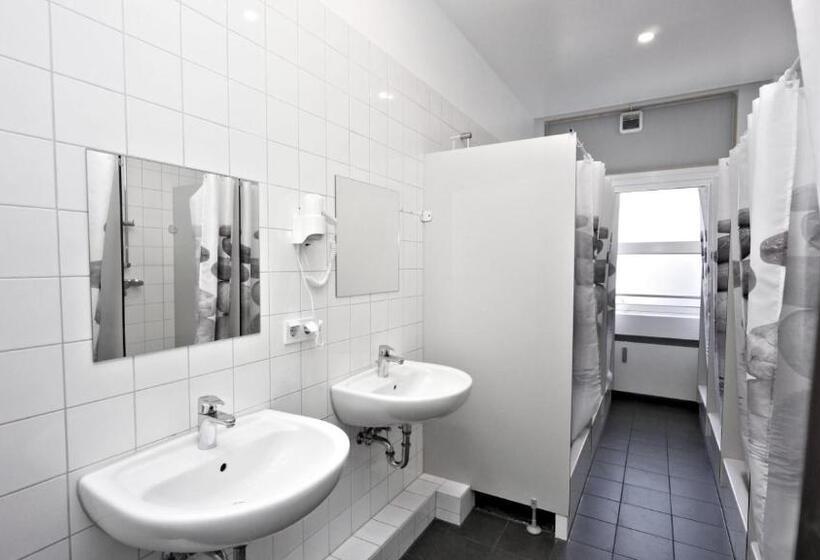 חדר משפחתי חדר אמבטיה משותף, Low Budget Hostel