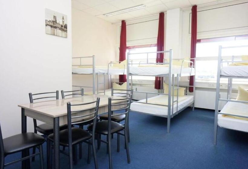 חדר משפחתי חדר אמבטיה משותף, Low Budget Hostel