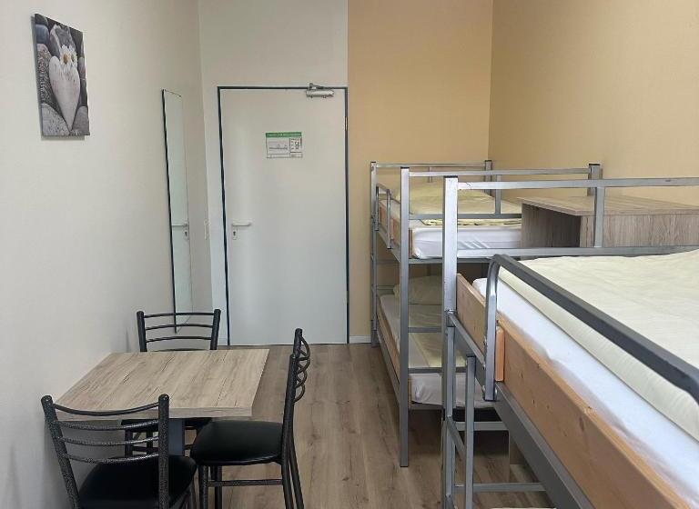 הכלכלה חדר לארבעה עם מקלחת משותפת, Low Budget Hostel