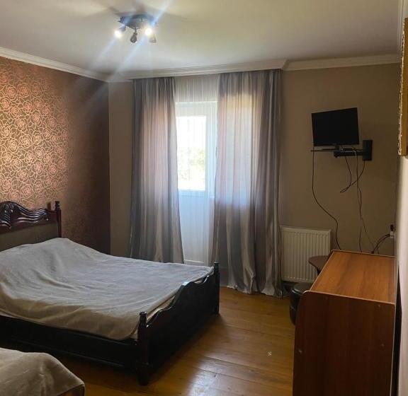 Economy Triple Room, Amadeus