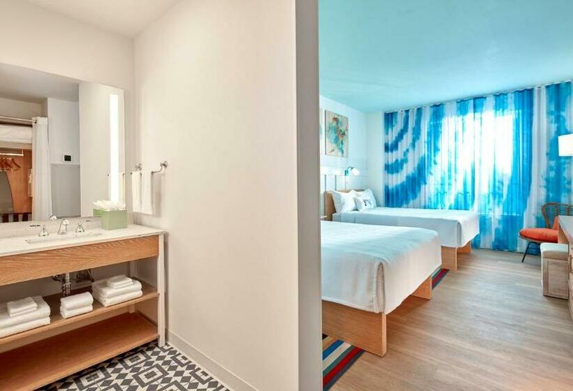 غرفة قياسية مطلّة علي حمام السباحة, Universal's Endless Summer Resort - Surfside Inn and Suites