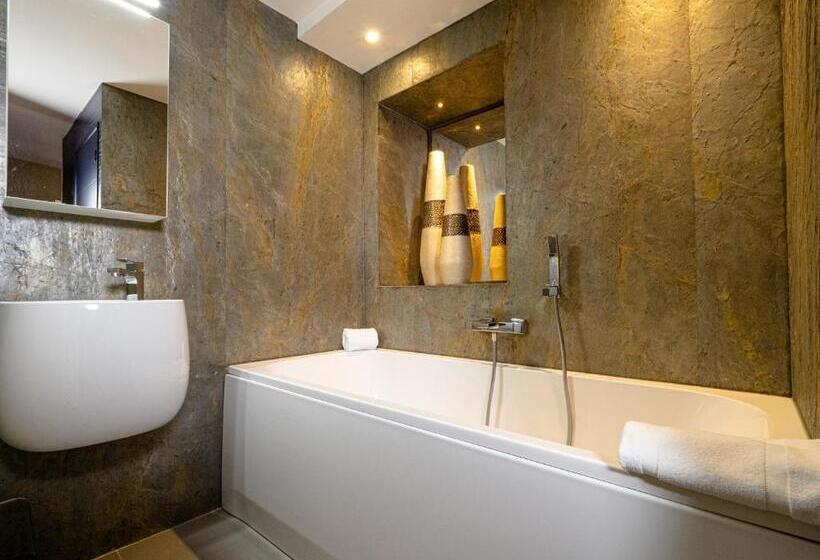 Полулюкс, Logis Auberge De La Tour   Hôtel & Restaurants