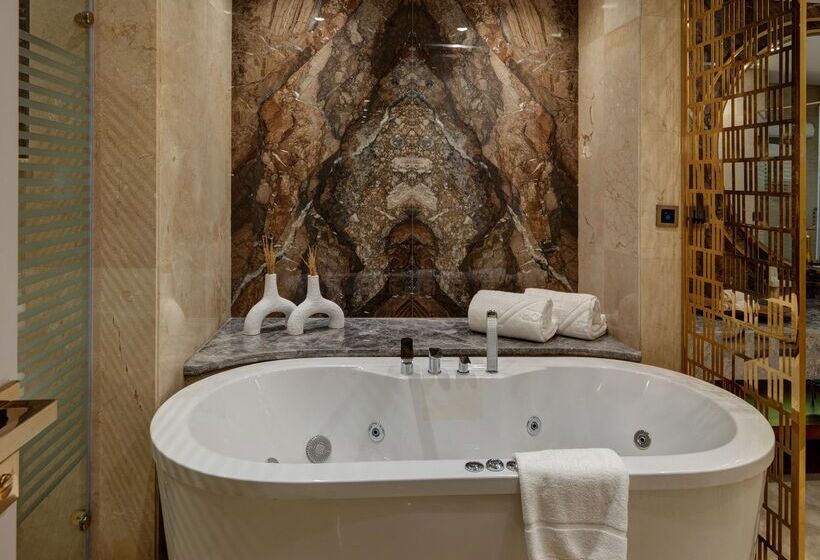 سوییت خانوادگی, Triumph Luxury