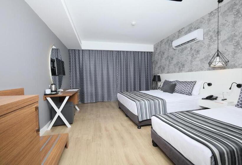 Люкс Вид на Бассейн, Greenwood Suites Resort