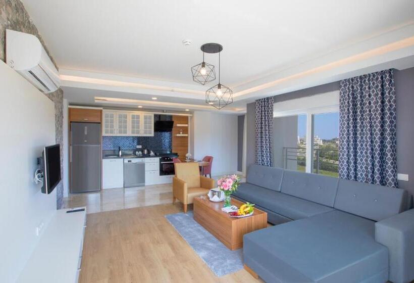Люкс Вид на Бассейн, Greenwood Suites Resort