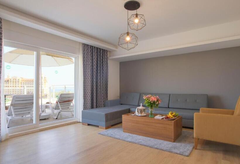 Люкс Вид на Бассейн, Greenwood Suites Resort