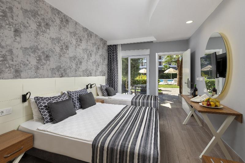 Номер Стандарт Вид на Бассейн, Greenwood Suites Resort