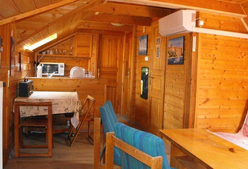 חדר מוזל מקלחת משותפת, Hungaria Guesthouse