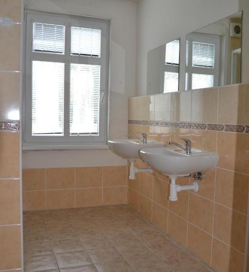 Orta Banyolu Üç Kişilik Standart Oda, Hostel Fortuna