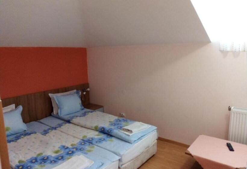 Номер Стандарт Трехместный, Aleks Guest House