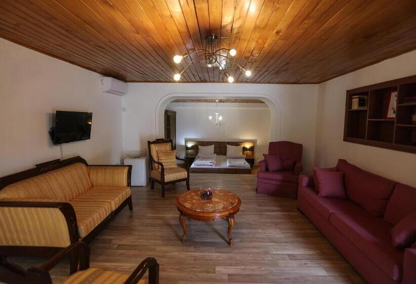 اتاق استاندارد سه نفره, Isev Kvareli