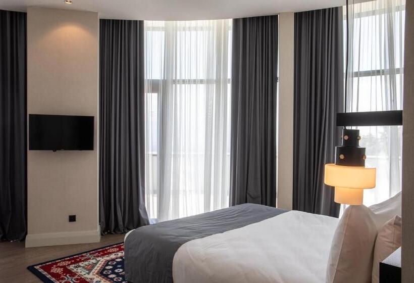 سوییت با تراس و چشم‌انداز کوه, Holiday Inn Telavi, An Ihg