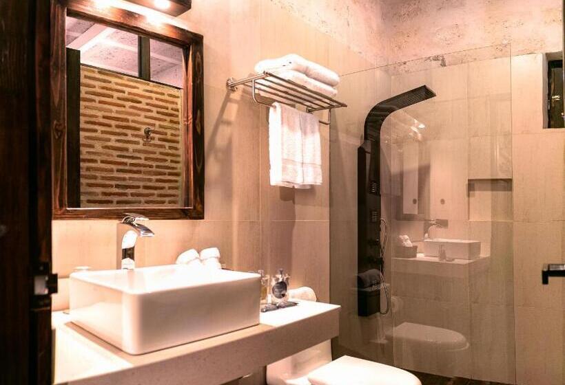 جناح جونيور, Acolpacha Tambo Boutique