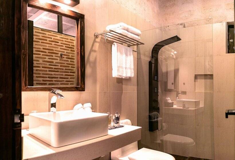 جناح جونيور, Acolpacha Tambo Boutique