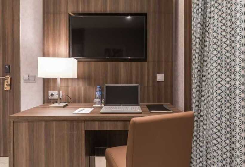 سوییت با چشم‌انداز کوه, Az Hotel Montana