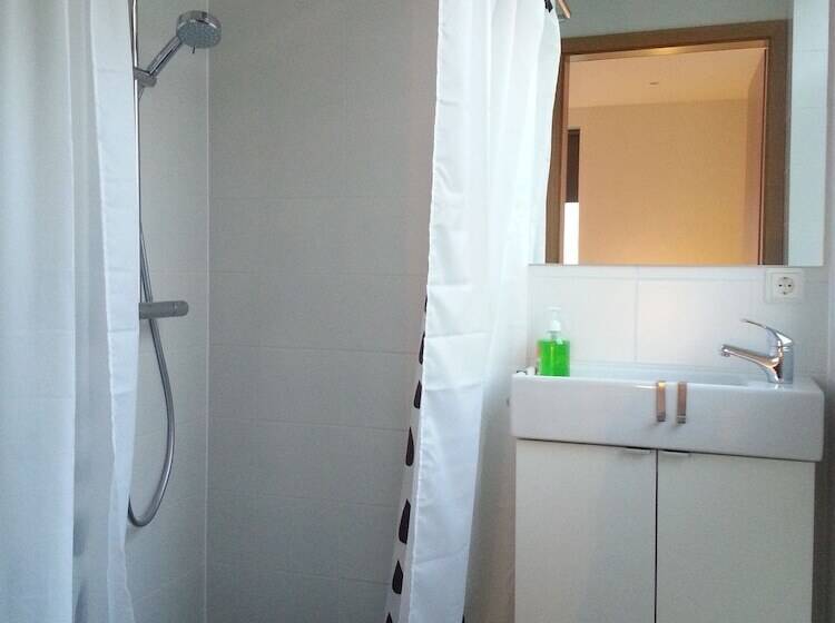 اتاق استاندارد سه تخته با سرویس بهداشتی مشترک, Seydisfjördur Guesthouse