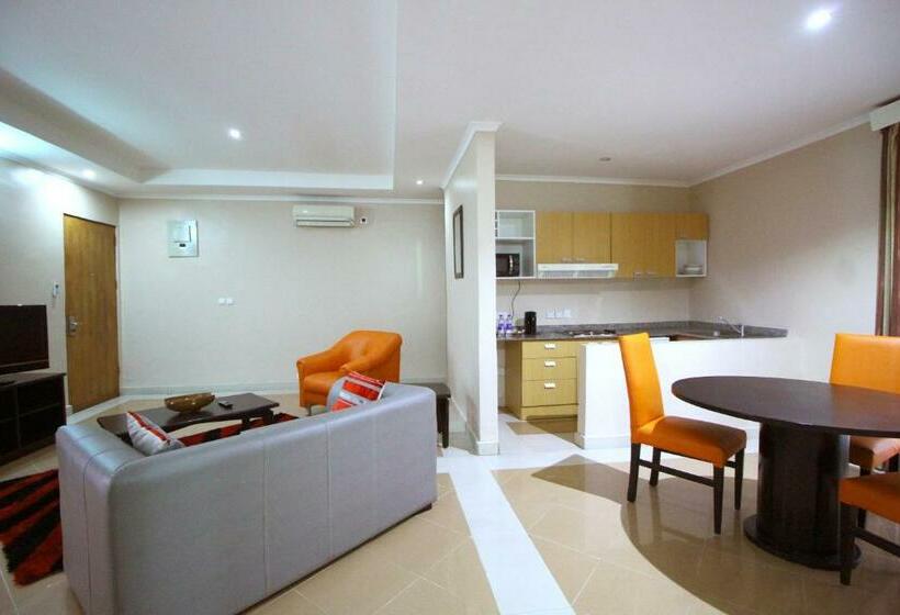 اتاق لوکس با بالکن, La Cour Hotels And Apartments Glover