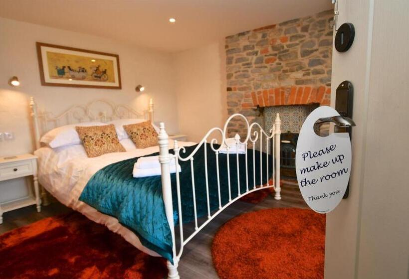 اتاق استاندارد, Carew Inn