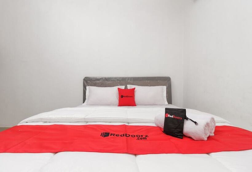 Номер Economy, Reddoorz Syariah Near Rsu Suaka Insan Banjarmasin