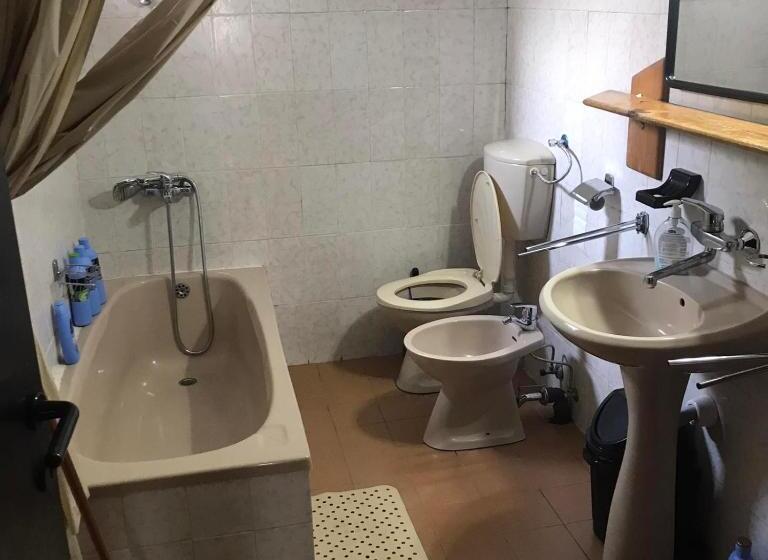 اتاق راحتی سه تخته, Hostel Emi