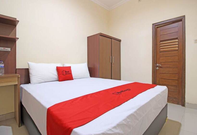 Номер Стандарт, Reddoorz Near Hartono Mall 3