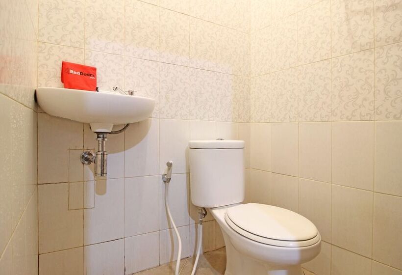 Номер Economy, Reddoorz Near Hartono Mall 3
