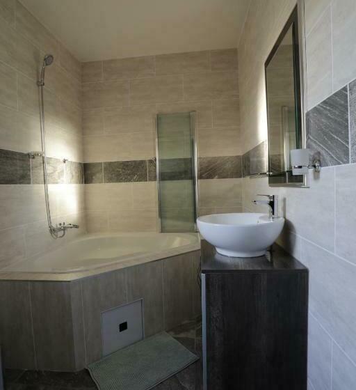اتاق لوکس, The Clan Guest House