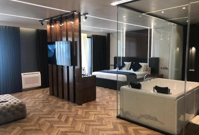 디럭스 룸 킹사이즈 침대, Royal G Hotel And Spa