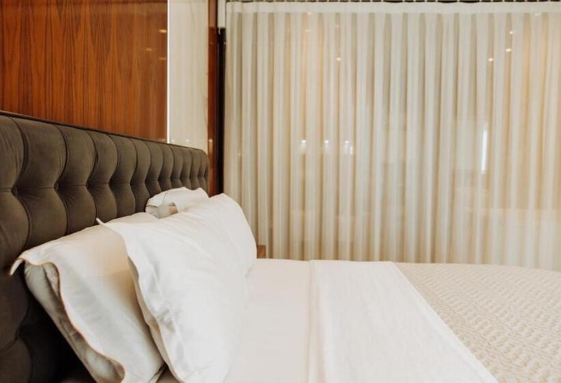 디럭스 룸 킹사이즈 침대, Royal G Hotel And Spa