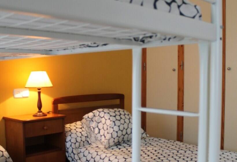 스탠다드 트리플 룸, Llanes International Hostel