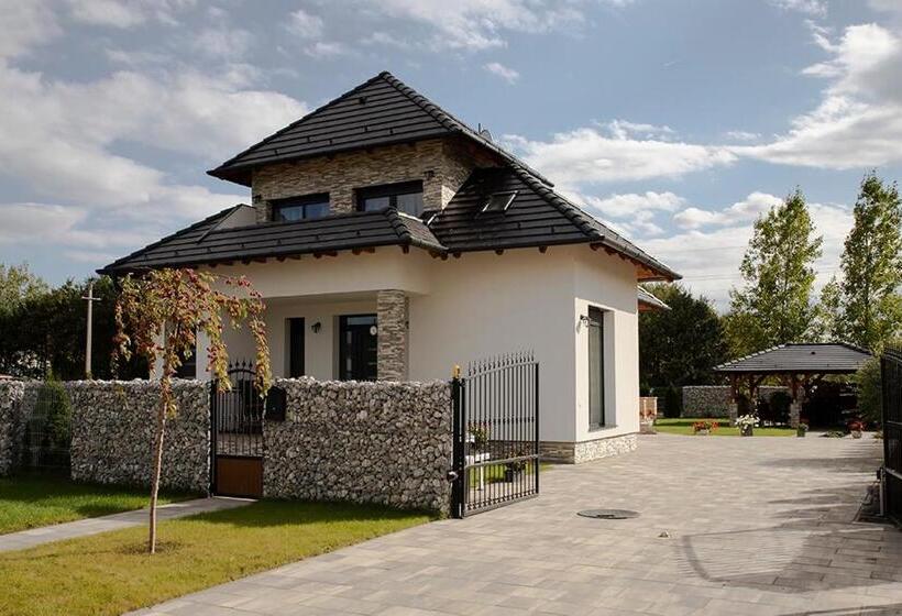 Кровать в Общей Комнате, Győri Vendégház