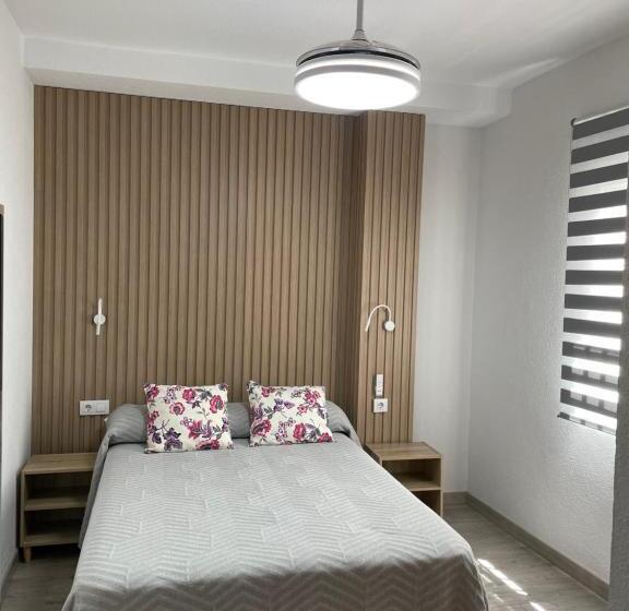 스탠다드 트리플 룸, Hostal Calderón De La Barca