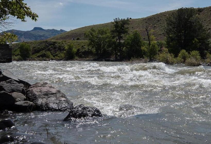 Семейный Номер, Yellowstone Cutthroat Guest Ranch