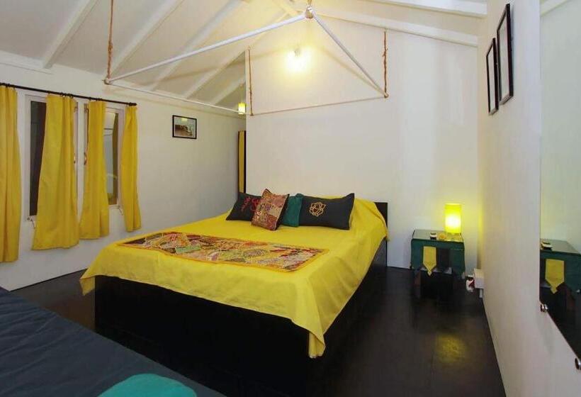 家庭间侧面带海景, Art Resort Goa