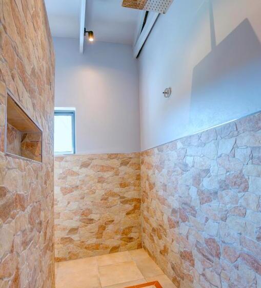 اتاق استاندارد با چشم‌انداز کوهستان, Amour Guest House