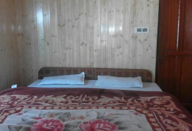 اتاق لوکس سه تخته, Hayat Hotel Pahalgam