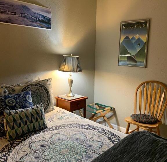 Люкс 2 Спальни, Mountain Meadows Inn & Chalet Suites