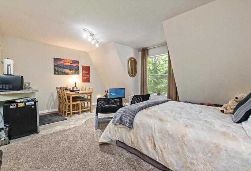 Люкс Повышенной Комфортности, Mountain Meadows Inn & Chalet Suites