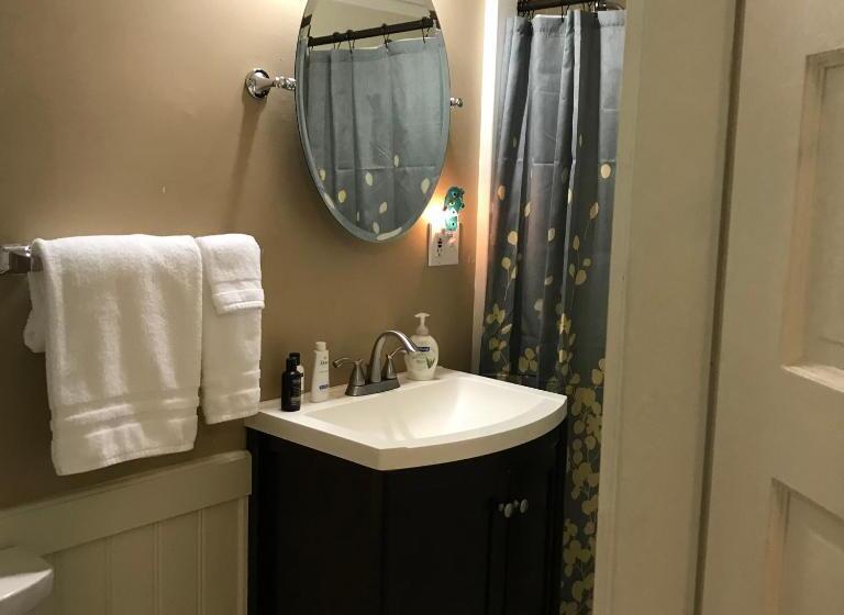 Люкс Кровать Кинг, Mountain Meadows Inn & Chalet Suites