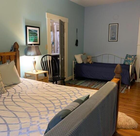 Люкс Кровать Кинг, Mountain Meadows Inn & Chalet Suites